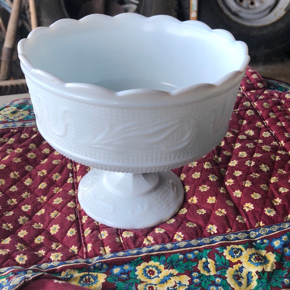 - Vintage e.o. Brody milk glass